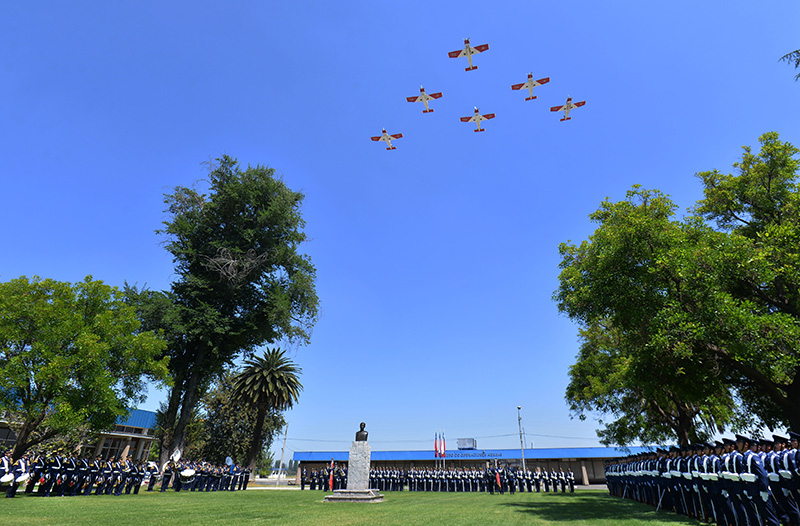 Sobrevuelo de una unidad de formación por sobre el busto del Teniente Dagoberto Godoy, compuesta por aviones T – 35 “Pillán”