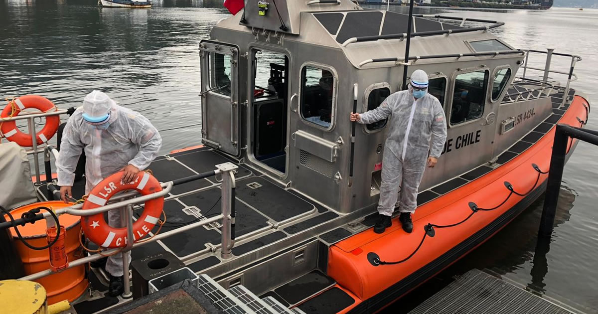 Armada realiza evacuación médica a pacientes Covid-19 positivos desde Isla del Rey hacia Niebla