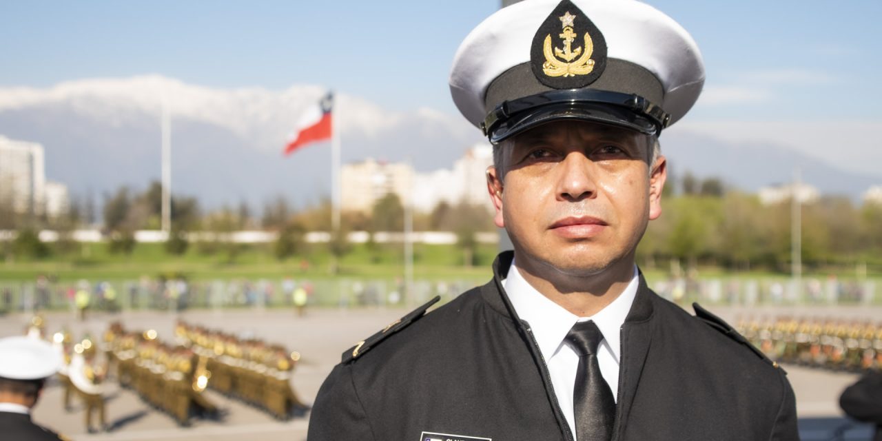 La historia de la voz Oficial de la Armada en la Parada Militar 2021