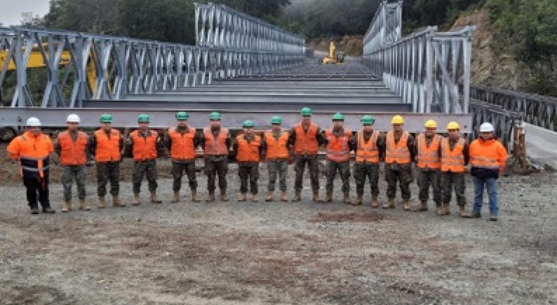 Cuerpo Militar del Trabajo avanza en la instalación de gran puente mecano para los habitantes de Cochamó