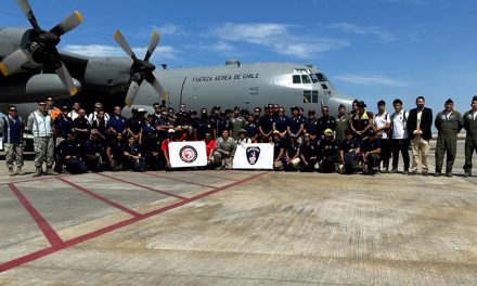 Aeronaves de la FACH traslada a Bomberos desde el norte a zonas afectadas