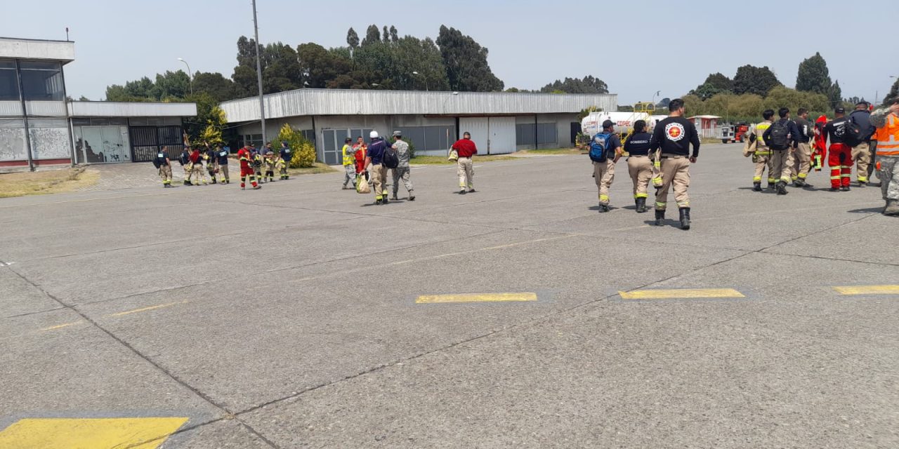 C-130 Hércules de la Fuerza Aérea de Chile, trasladó a 80 Bomberos desde Antofagasta a Concepción