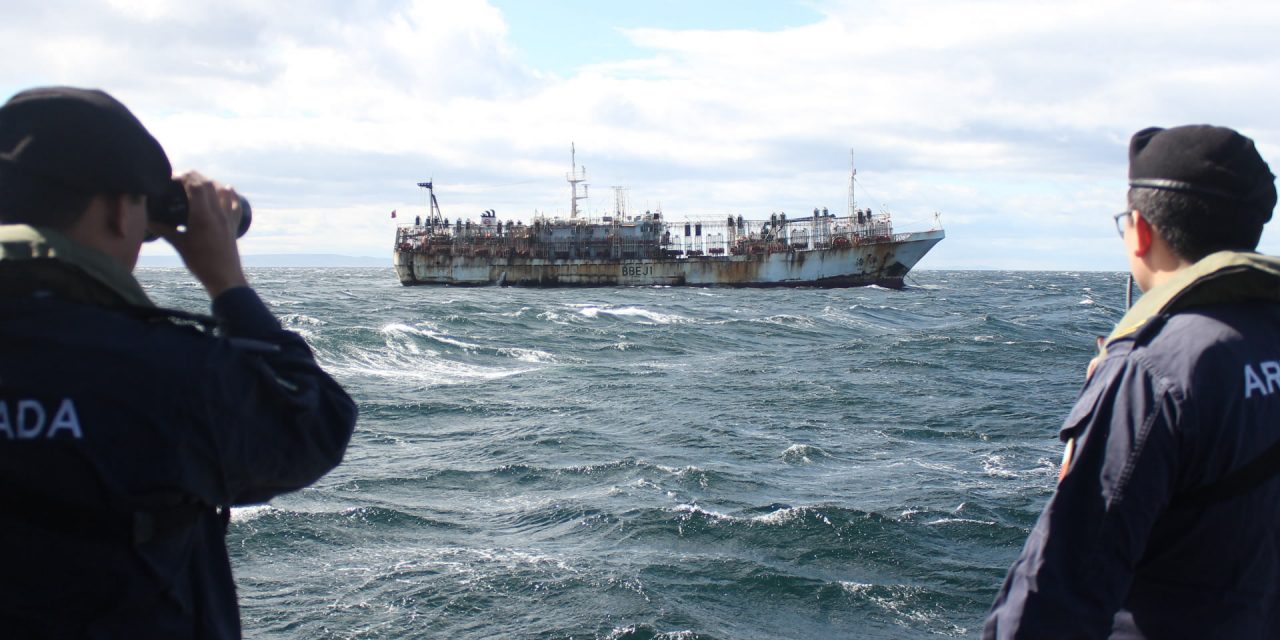 Armada y Sernapesca vigilan tránsito de flota extranjera por Zona Económica Exclusiva