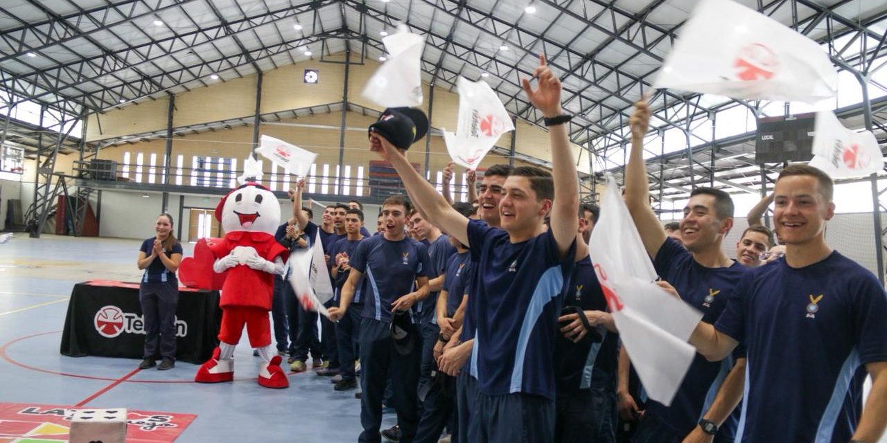 Cadetes de la Escuela de Aviación de la FACH reciben a Teletín y participan en “LATIDOS EN JUEGO”