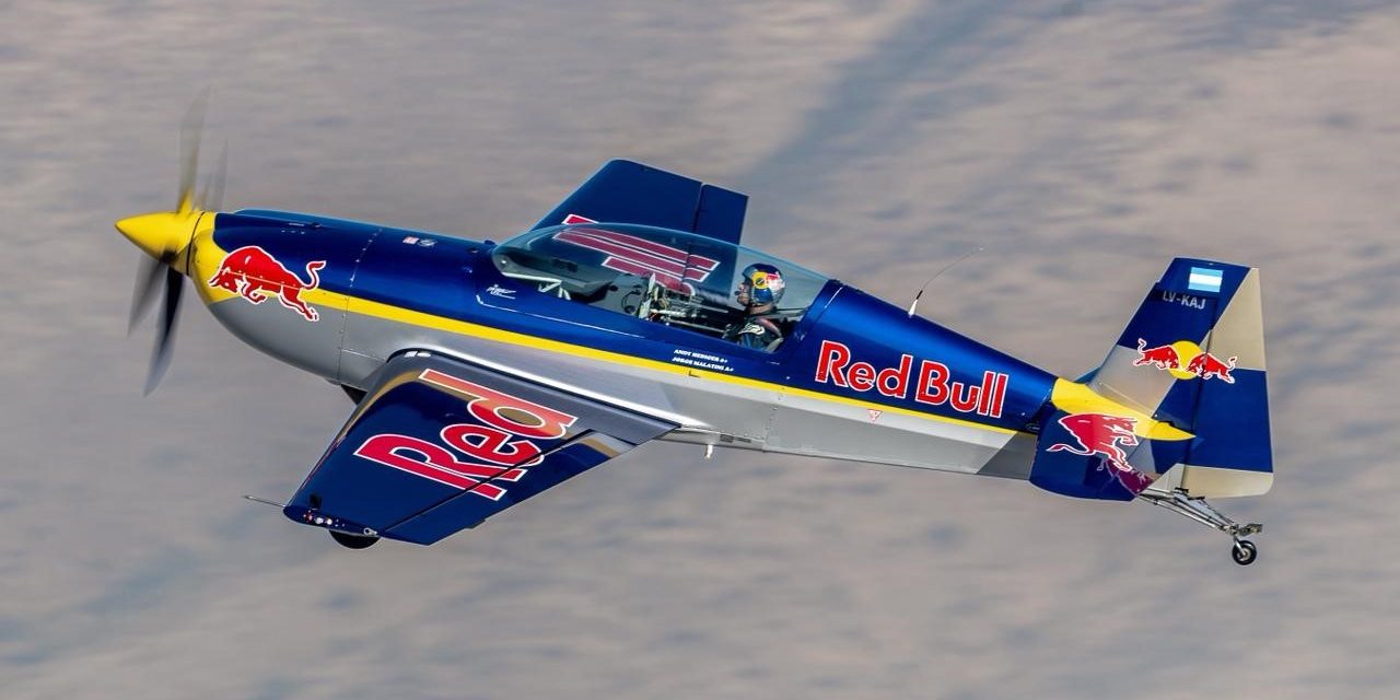 EXTRA 300L REDBULL pilotado por Jorge Malatini realiza vuelo ante la DGAC