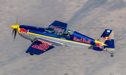 EXTRA 300L REDBULL pilotado por Jorge Malatini realiza vuelo ante la DGAC