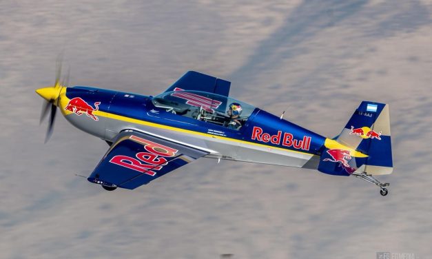 EXTRA 300L REDBULL pilotado por Jorge Malatini realiza vuelo ante la DGAC